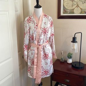 NWT kimono style robe. S/M